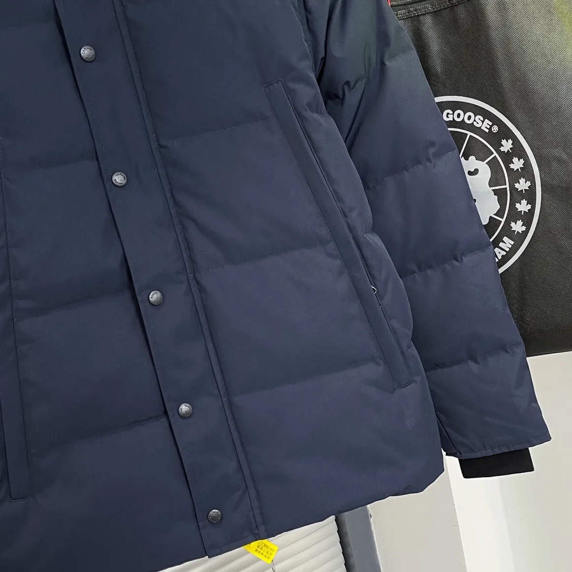 P780 Top Version 29 Canada Goose (Canada·Goose) men's models XS-XXL 🔥 Recommended single product for autumn and winter hard goods # Produced by OEM Canada Goose # The Canadian brand Canada Goose has always been recognized as the warmest down jacket, and its existence can often be seen in the winter street photos of various celebrities.            I do Canada Goose every year, but I still can’t get rid of my love for the goose. No matter how cold the weather is, there’s no need to be afraid! Because there is a big goose this year, as always, we will provide you with ruthless goods and prepare large quantities of goods. I believe that the market is already a bit bad, but we are not afraid.  Only good things are competitive, not comparing prices! No one is stupid enough to quote a high price and send old customers away! Look at price in the short term and quality in the long term!  If you care about quality, please respect its price! If what you want is cheap, please don't expect good quality! You get what you pay for, this is the rule of the market!  We really value quality. It is only worn by the one who understands you! Filling content: 90 international standard duck down! Top-grade imported wolf fur collar - natural Siberian coyote fur collar. The delicate and strong feel is the sense of life that comes from the erosion of wind and frost in nature. The fur collar is removable! There are too many imitation wolf hairs on the market, and they are usually replaced with raccoon dog hair or other fake hairs, which are not even the same quality!  I won’t say much more, everyone sells their own goods! Regarding the down content, you can feel it with your hands. There is nothing wrong with good down. Another customer said that the clothes are very light, but the ones on the market are very heavy. For us insiders, adding some filament to the clothes will make them look bulging and heavy. But we won't do that!  🔥Pure original fidelity! 🔥Everyone who has been cooperating with us in the past few years knows that the large-scale wholesale market products are incomparable to us. You are welcome to visit the brick cabinet and then come to my home to buy!          Canada Goose is the legendary warmest down jacket. One goose and a single layer of clothing are enough to withstand minus 20 degrees Celsius! Known as a must-have for Arctic outdoor sports! The most popular down jacket in the world, celebrities are rushing to buy it, it is a must-have!
